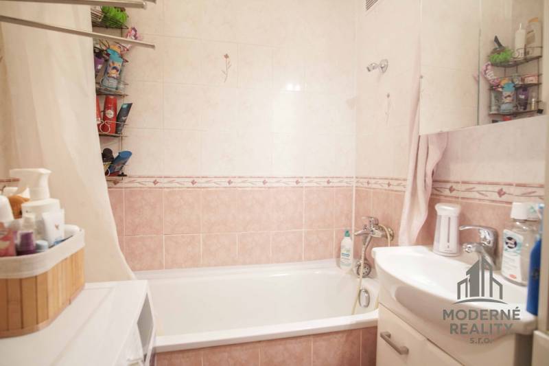 3-izbový byt s loggiou na ul. S.H. Vajanského, Nové Zámky – 74,69m2 - Kúpeľňa s vaňou, umývadlom a úložným priestorom v 3-izbovom byte.