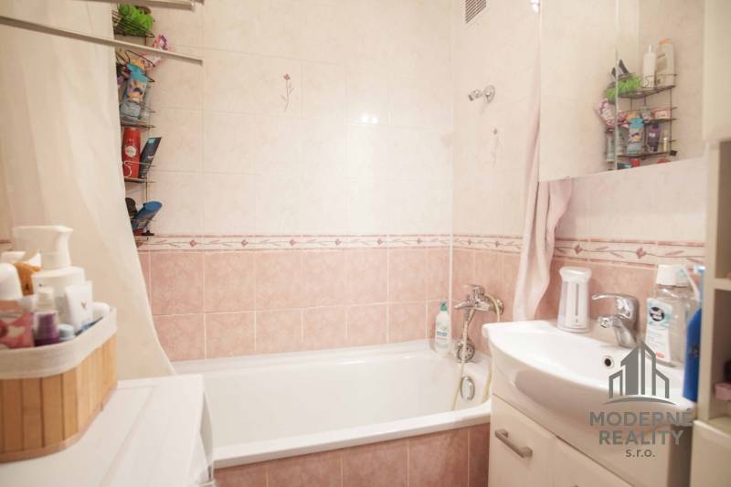 3-izbový byt s loggiou na ul. S.H. Vajanského, Nové Zámky – 74,69m2 - Kúpeľňa s vaňou a umývadlom v 3-izbovom byte, obkladačky v jemných odtieňoch.