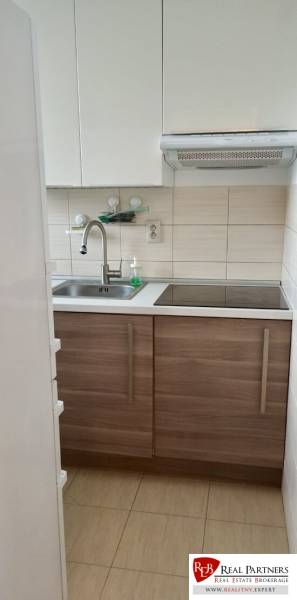 Prenájom 2-izbový byt na začiatku Petržalky - Kuchyňa s bielymi skrinkami a nerezovým drezom v 2-izbovom byte.