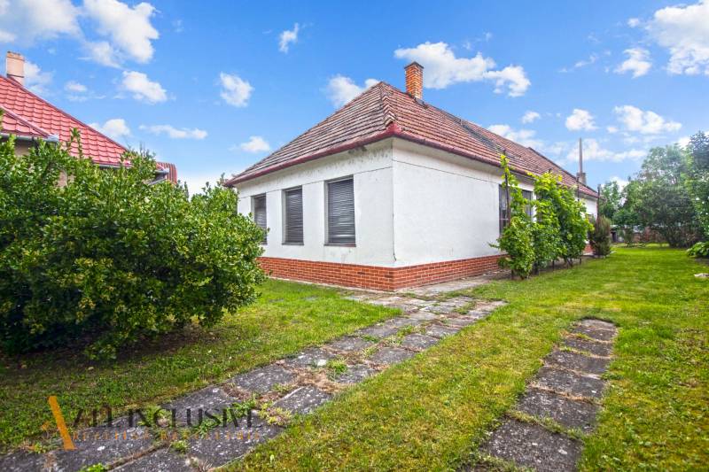 NA PREDAJ 2 ROD. DOMY NA 12-ÁROVOM POZEMKU, MALÁ MAČA - Rodinný dom na ulici Malá Mača v Galante, obklopený zeleňou a záhradou.