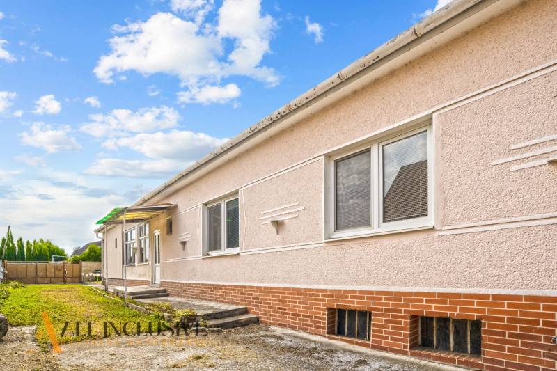 NA PREDAJ 3-IZBOVÝ RODINNÝ DOM, PUSTÉ ÚĽANY - Exteriér Rodinného domu v Pustých Úľanoch s jasnou oblohou a záhradou.