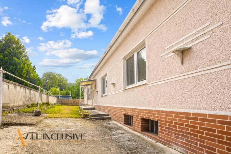 NA PREDAJ 3-IZBOVÝ RODINNÝ DOM, PUSTÉ ÚĽANY - Rodinný dom v Pustých Úľanoch s upraveným dvorom a zámkovou dlažbou.