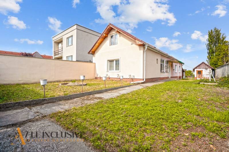 NA PREDAJ 3-IZBOVÝ RODINNÝ DOM, PUSTÉ ÚĽANY - Rodinný dom v Pustých Úľanoch s veľkou záhradou, vedľa chodník a plot.