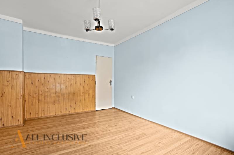 NA PREDAJ 3-IZBOVÝ RODINNÝ DOM, PUSTÉ ÚĽANY - Izba s podlahou s dreveným dekorom, obložením stien a závesným svietidlom v rodinnom dome.