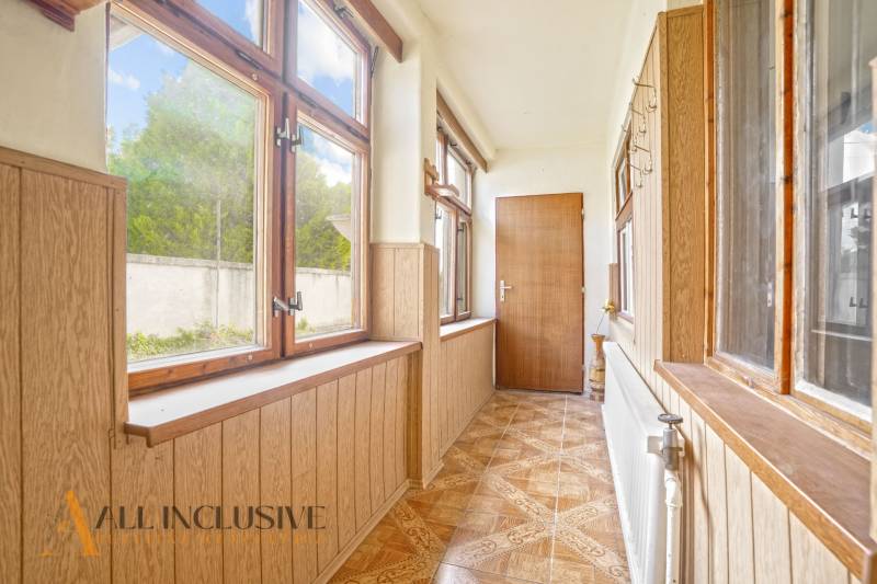 NA PREDAJ 3-IZBOVÝ RODINNÝ DOM, PUSTÉ ÚĽANY - Presklená veranda s dreveným dekorom v rodinnom dome.