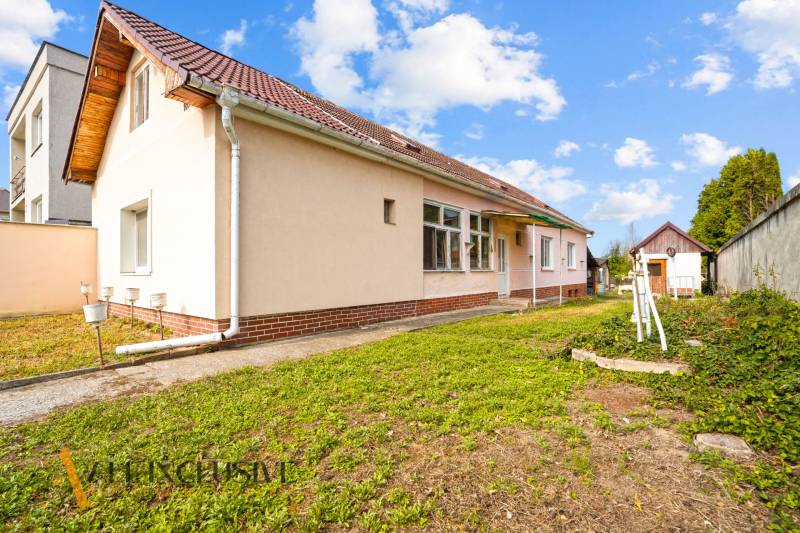 NA PREDAJ 3-IZBOVÝ RODINNÝ DOM, PUSTÉ ÚĽANY - Rodinný dom v Pustých Úľanoch s dvorom a trávnatým pozemkom, obklopený prírodou.