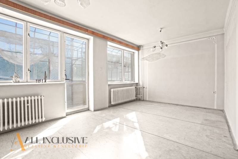 REZERVOVANÉ 4-IZBOVÝ POSCHODOVÝ RODINNÝ DOM, VEĽKÁ MAČ - Prázdna izba s veľkými oknami a radiátormi v rodinnom dome.