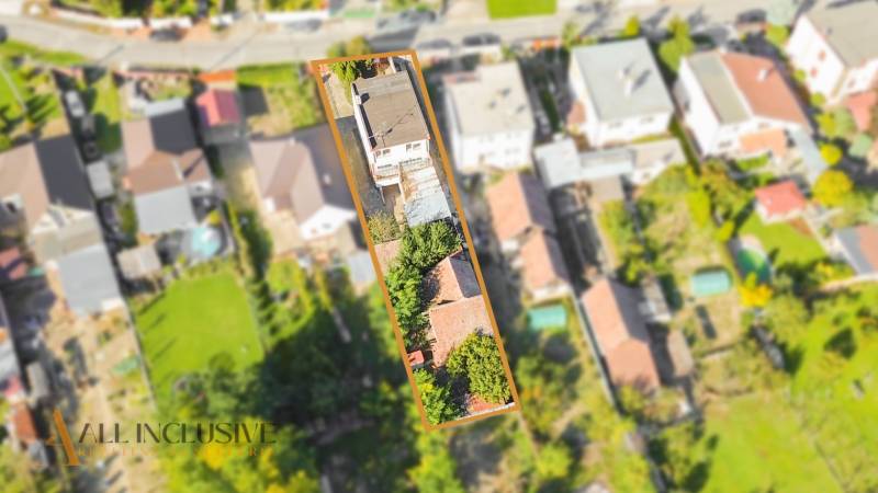 REZERVOVANÉ 4-IZBOVÝ POSCHODOVÝ RODINNÝ DOM, VEĽKÁ MAČ - Letecký pohľad na rodinný dom vo Veľkej Mači s okolím a zeleňou.