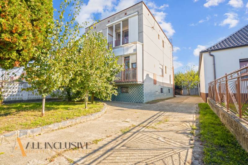 REZERVOVANÉ 4-IZBOVÝ POSCHODOVÝ RODINNÝ DOM, VEĽKÁ MAČ - Rodinný dom vo Veľkej Mači s bohatou záhradou a spevneným prístupovým chodníkom.