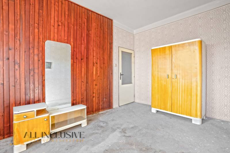 REZERVOVANÉ 4-IZBOVÝ POSCHODOVÝ RODINNÝ DOM, VEĽKÁ MAČ - Starší interiér s drevenými obkladmi, šatníkovou skriňou a zrkadlom v rodinnom dome.