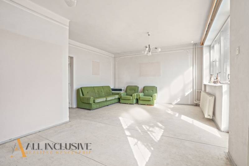 REZERVOVANÉ 4-IZBOVÝ POSCHODOVÝ RODINNÝ DOM, VEĽKÁ MAČ - Obývacia izba v rodinnom dome s tromi zelenými sedačkami a veľkými oknami.