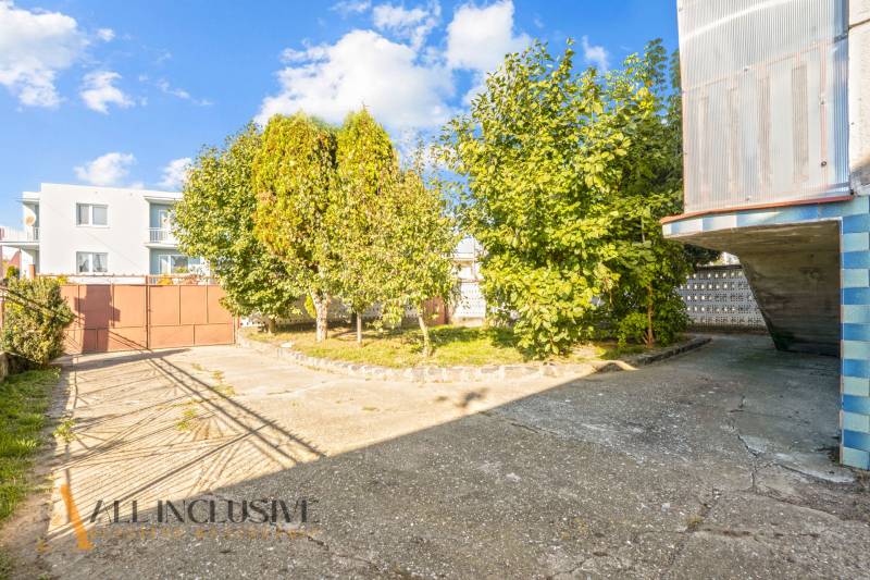 REZERVOVANÉ 4-IZBOVÝ POSCHODOVÝ RODINNÝ DOM, VEĽKÁ MAČ - Brána a zeleň v záhrade rodinného domu vo Veľkej Mači.