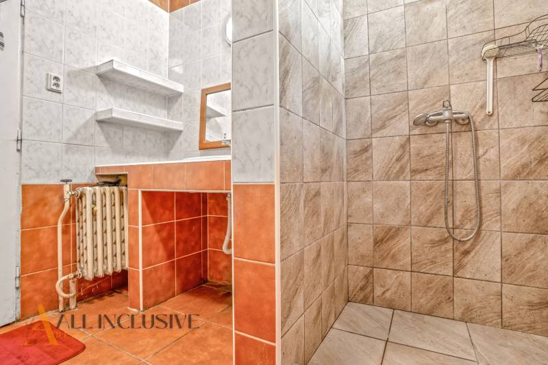 NA PREDAJ 5-IZBOVÝ RODINNÝ DOM NA 15Á POZEMKU,ŠALGOČKA - Kúpeľňa s kachličkami a sprchou v rodinnom dome, s výrazným oranžovým obkladom.