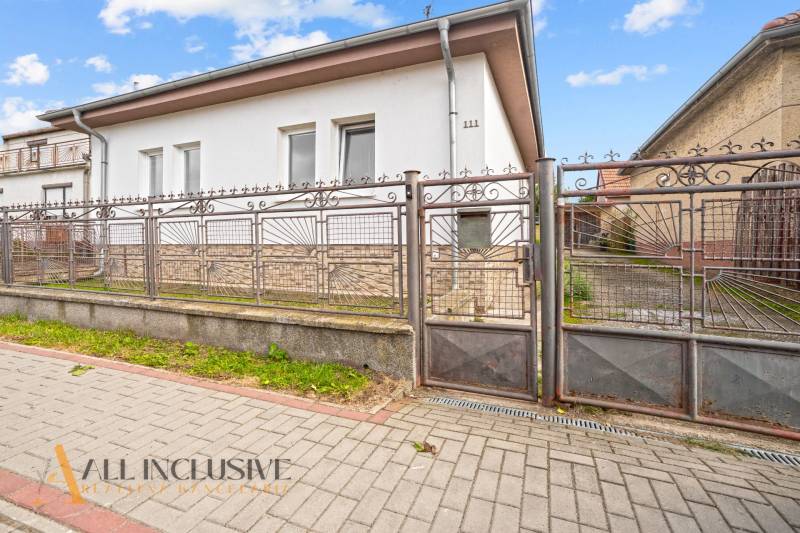 NA PREDAJ 5-IZBOVÝ RODINNÝ DOM NA 15Á POZEMKU,ŠALGOČKA - Rodinný dom v Šalgočke, oplotený kovovým plotom, prístupný po dlaždenom chodníku.