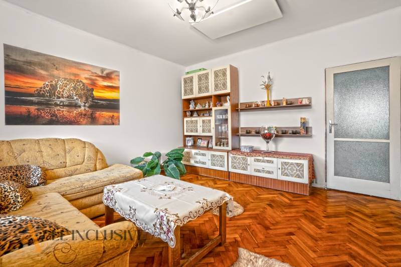 NA PREDAJ 5-IZBOVÝ RODINNÝ DOM NA 15Á POZEMKU,ŠALGOČKA - Obývacia izba v rodinnom dome s pohovkou, nábytkom a podlahou s dreveným dekorom.