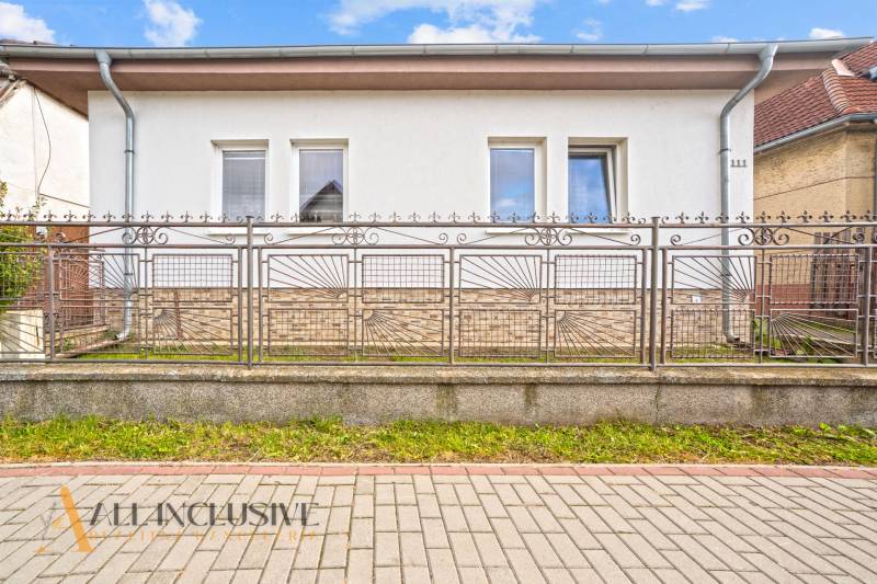 NA PREDAJ 5-IZBOVÝ RODINNÝ DOM NA 15Á POZEMKU,ŠALGOČKA - Oplotenie a predná fasáda rodinného domu v Šalgočke s tromi oknami.