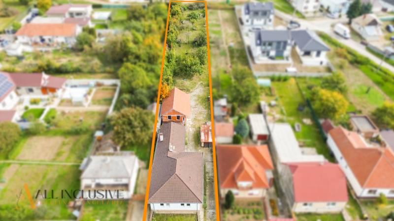 NA PREDAJ 5-IZBOVÝ RODINNÝ DOM NA 15Á POZEMKU,ŠALGOČKA - Letecký pohľad na rodinný dom v Šalgočke s veľkým pozemkom a záhradou.