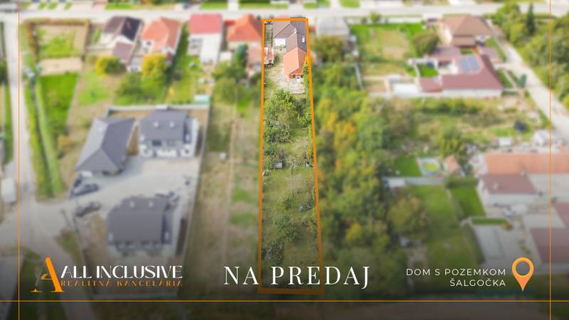 NA PREDAJ 5-IZBOVÝ RODINNÝ DOM NA 15Á POZEMKU,ŠALGOČKA - Rodinný dom v Šalgočke s dlhým pozemkom na predaj, obkolesený zeleňou a ďalšími domami.