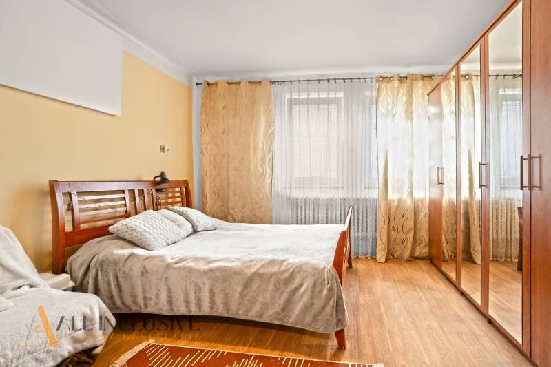 NA PREDAJ 5-IZBOVÝ RODINNÝ DOM NA 15Á POZEMKU,ŠALGOČKA - Spálňa v rodinnom dome s posteľou, skriňou a podlahou s dreveným dekorom.