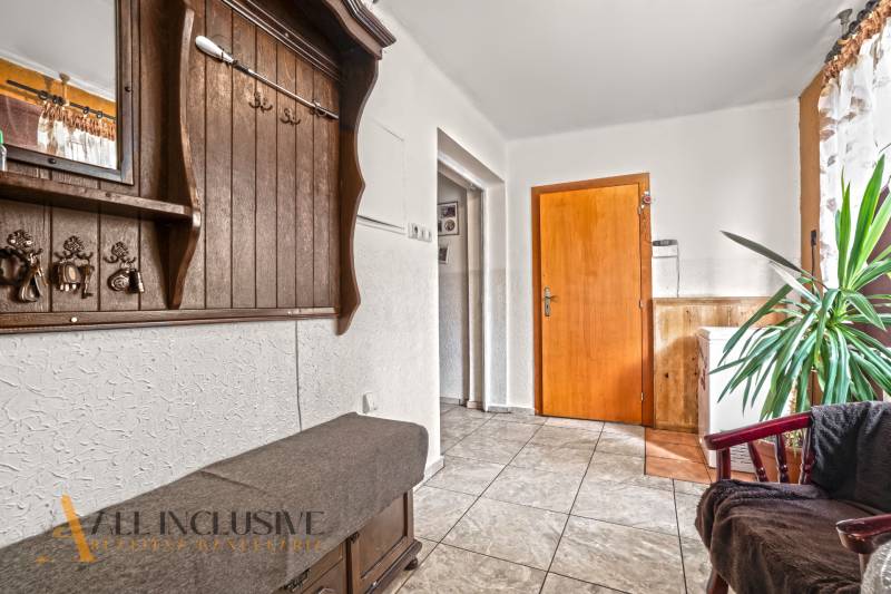 NA PREDAJ 5-IZBOVÝ RODINNÝ DOM NA 15Á POZEMKU,ŠALGOČKA - Vnútro rodinného domu s dlažbou, dreveným obložením a vešiakom na kľúče.