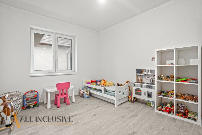 REZERVOVANÉ 5-IZBOVÝ RODINNÝ DOM VO VEĽKEJ PAKE - Detská izba v rodinnom dome s hračkami, posteľou a podlahou s dreveným dekorom.