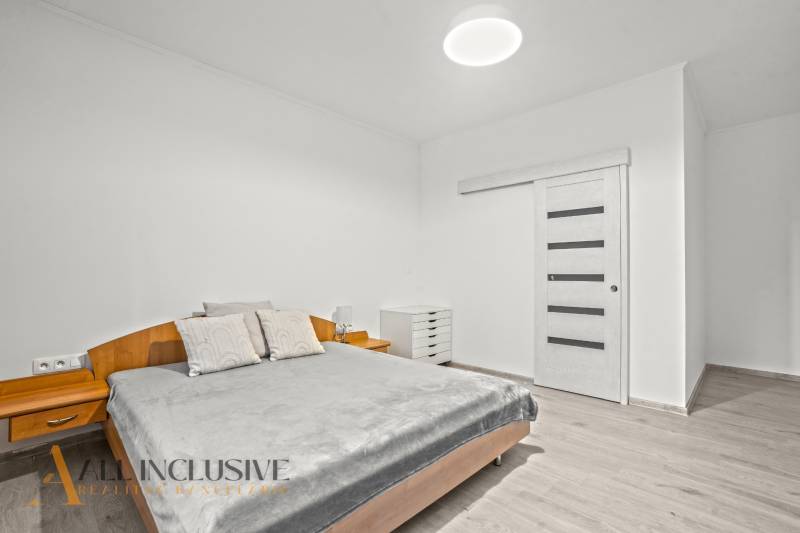 REZERVOVANÉ 5-IZBOVÝ RODINNÝ DOM VO VEĽKEJ PAKE - Spálňa v rodinnom dome s manželskou posteľou a podlahou s dreveným dekorom.