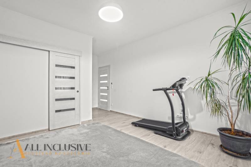 REZERVOVANÉ 5-IZBOVÝ RODINNÝ DOM VO VEĽKEJ PAKE - Izba v rodinnom dome so strojom na cvičenie, rastlinou a podlahou s dreveným dekorom.