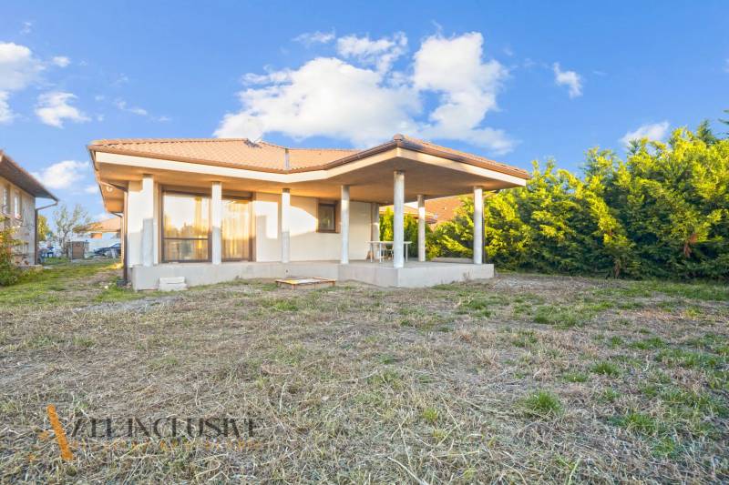 REZERVOVANÉ 5-IZBOVÝ RODINNÝ DOM VO VEĽKEJ PAKE - Rodinný dom vo Veľkej Pake s terasou a trávnatým pozemkom.