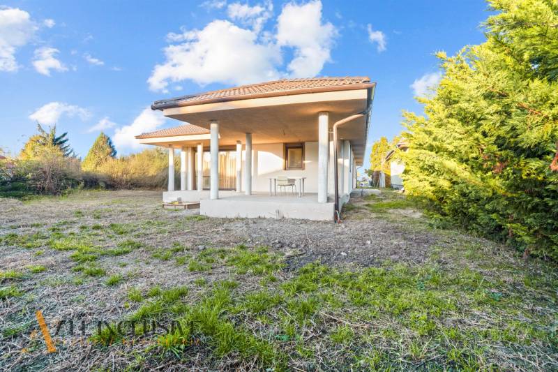 REZERVOVANÉ 5-IZBOVÝ RODINNÝ DOM VO VEĽKEJ PAKE - Rodinný dom vo Veľkej Pake s terasou obklopený zeleným pozemkom a stromami.