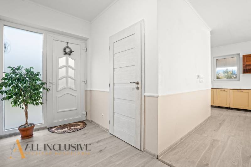 REZERVOVANÉ 5-IZBOVÝ RODINNÝ DOM VO VEĽKEJ PAKE - Interiér rodinného domu s podlahou s dreveným dekorom a vstupnými dverami.