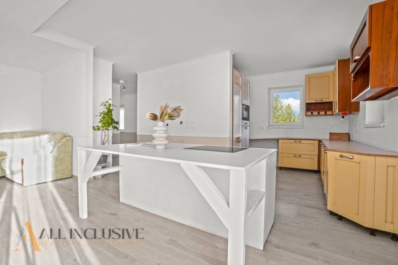 REZERVOVANÉ 5-IZBOVÝ RODINNÝ DOM VO VEĽKEJ PAKE - Kuchyňa v rodinnom dome s podlahou s dreveným dekorom a svetlým nábytkom.