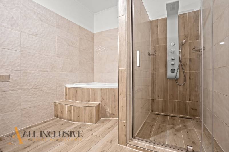 REZERVOVANÉ 5-IZBOVÝ RODINNÝ DOM VO VEĽKEJ PAKE - Rodinný dom s elegantnou kúpeľňou, sprchou a vaňou, podlaha s dreveným dekorom.