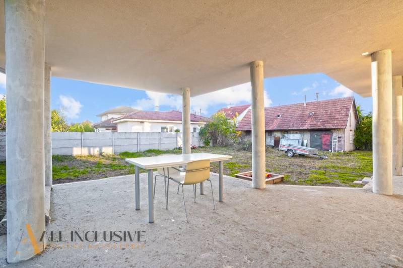 REZERVOVANÉ 5-IZBOVÝ RODINNÝ DOM VO VEĽKEJ PAKE - Lodžia rodinného domu vo Veľkej Pake s výhľadom na záhradu a prístrešky.