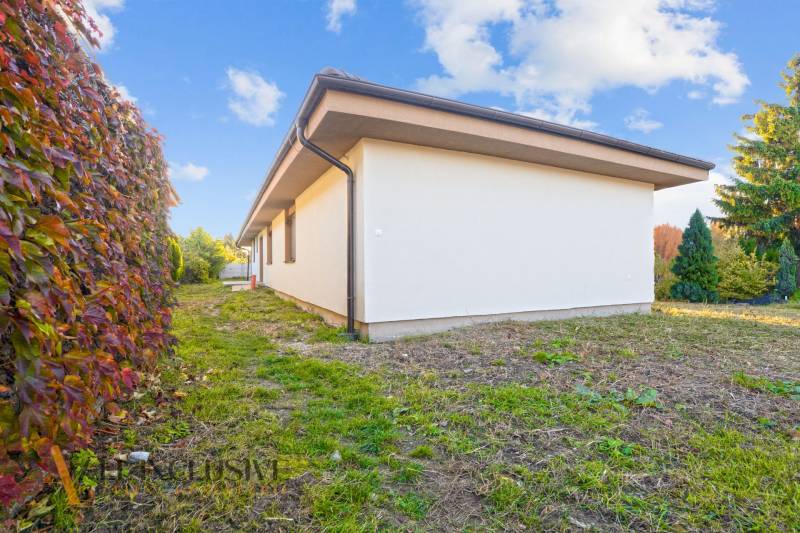 REZERVOVANÉ 5-IZBOVÝ RODINNÝ DOM VO VEĽKEJ PAKE - Rodinný dom v meste Veľká Paka s veľkou záhradou a popínavými rastlinami.