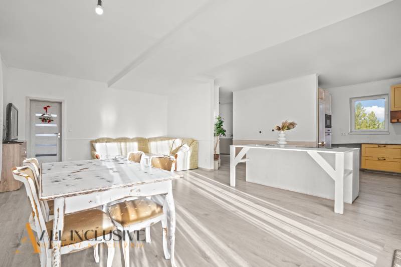 REZERVOVANÉ 5-IZBOVÝ RODINNÝ DOM VO VEĽKEJ PAKE - Jedáleň v rodinnom dome s podlahou s dreveným dekorom a rustikálnym nábytkom.