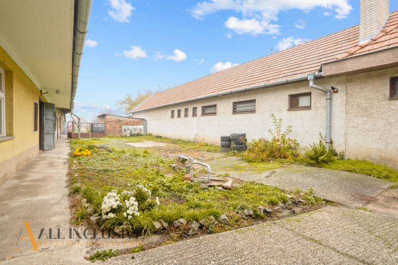 NA PREDAJ 4-IZBOVÝ RODINNÝ DOM V OBCI MOSTOVÁ - Rodinný dom v Mostovej s dvorom popri budovách, jednoduchá údržba a prírodné scenérie.