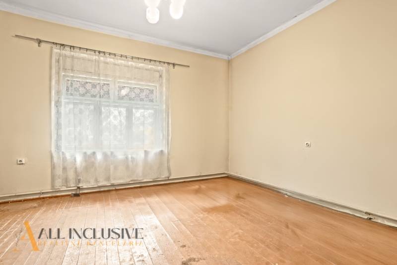 NA PREDAJ 4-IZBOVÝ RODINNÝ DOM V OBCI MOSTOVÁ - Izba rodinného domu s podlahou s dreveným dekorom a závesom na okne.