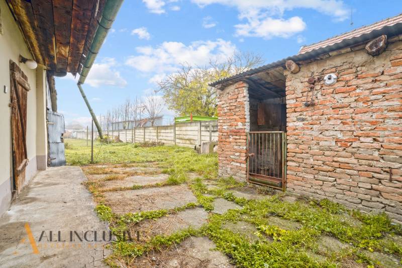 NA PREDAJ 4-IZBOVÝ RODINNÝ DOM V OBCI MOSTOVÁ - Rodinný dom v Mostovej s dvorom, tehlovou prístavbou a spevneným chodníkom.