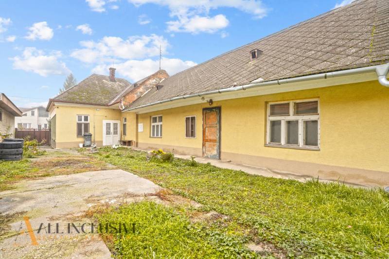 NA PREDAJ 4-IZBOVÝ RODINNÝ DOM V OBCI MOSTOVÁ - Rodinný dom v Mostovej s dvorom, starší stav, potrebná rekonštrukcia fasády aj strechy.