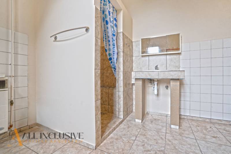 NA PREDAJ 4-IZBOVÝ RODINNÝ DOM V OBCI MOSTOVÁ - Kúpeľňa v rodinnom dome s dlažbou a jednoduchým sprchovacím kútom.