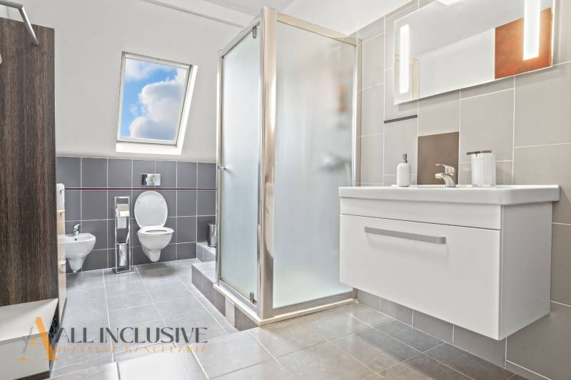 NA PREDAJ ŠKOLSKÁ BUDOVA NA VEĽKOM POZEMKU, MOSTOVÁ - Kúpeľňa v budove s modernými doplnkami, sprchovým kútom a jasným osvetlením.