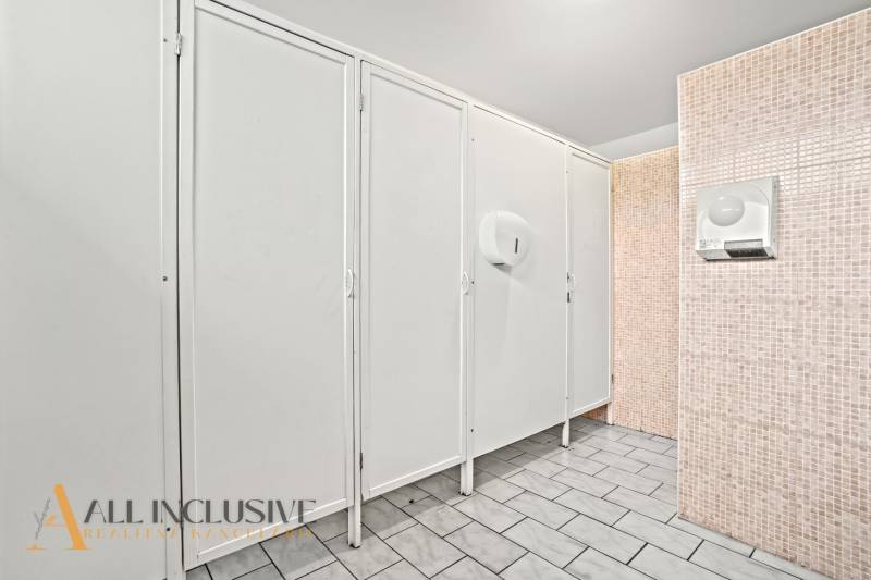 NA PREDAJ ŠKOLSKÁ BUDOVA NA VEĽKOM POZEMKU, MOSTOVÁ - Interiér budovy so sociálnymi zariadeniami, biele dvere a svetlé obklady.