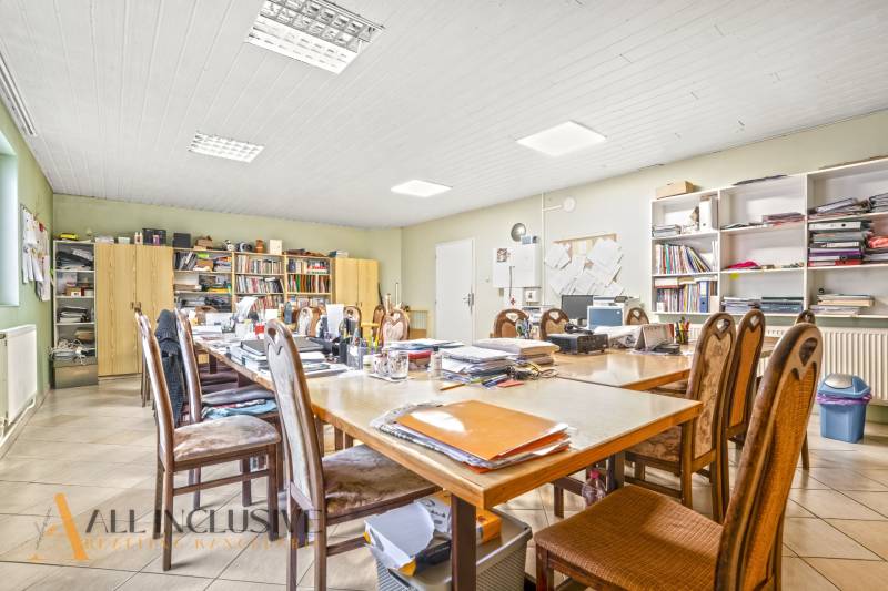 NA PREDAJ ŠKOLSKÁ BUDOVA NA VEĽKOM POZEMKU, MOSTOVÁ - Kancelária s drevenými stoličkami a stolmi, poličky s knihami a dokumentmi, Budova.