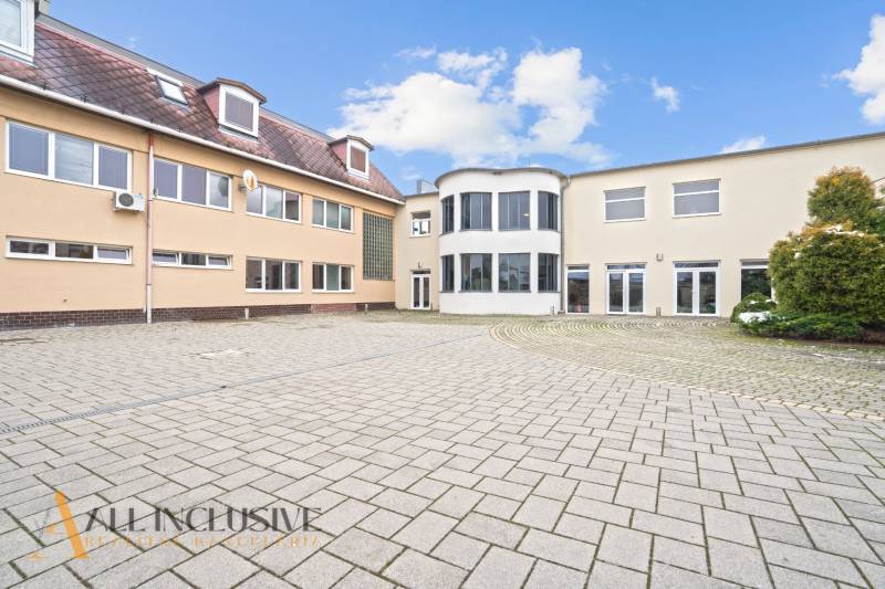 NA PREDAJ ŠKOLSKÁ BUDOVA NA VEĽKOM POZEMKU, MOSTOVÁ - Budova v Mostovej s terasovou strechou a presklenou verandou.