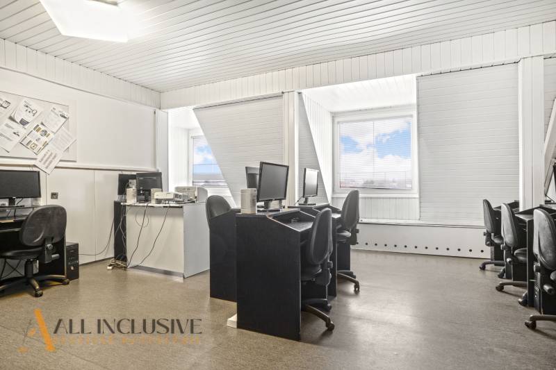 NA PREDAJ ŠKOLSKÁ BUDOVA NA VEĽKOM POZEMKU, MOSTOVÁ - Kancelária s počítačmi v budove s podlahou s dreveným dekorom a svetlými stenami.