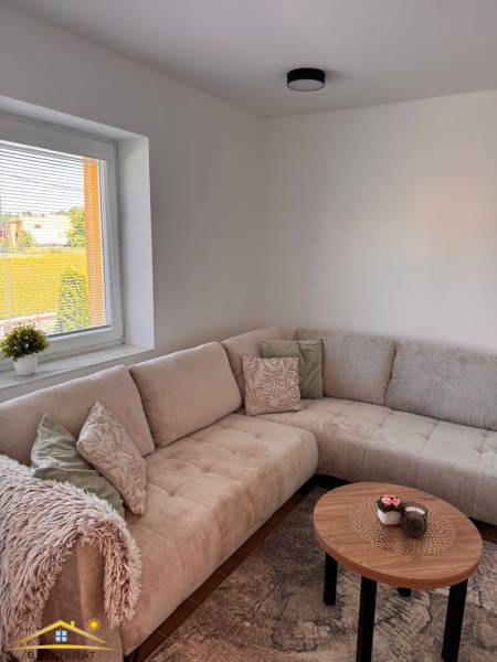 Prenájom: 2 izbový byt v obci Staškov (316-B) - Pohodlná sedačka a konferenčný stolík v 2-izbovom byte s výhľadom von.