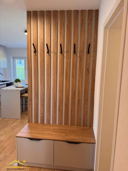 Prenájom: 2 izbový byt v obci Staškov (316-B) - Predsieň v 2-izbovom byte so stenou z lamiel a komodou s úložným priestorom.