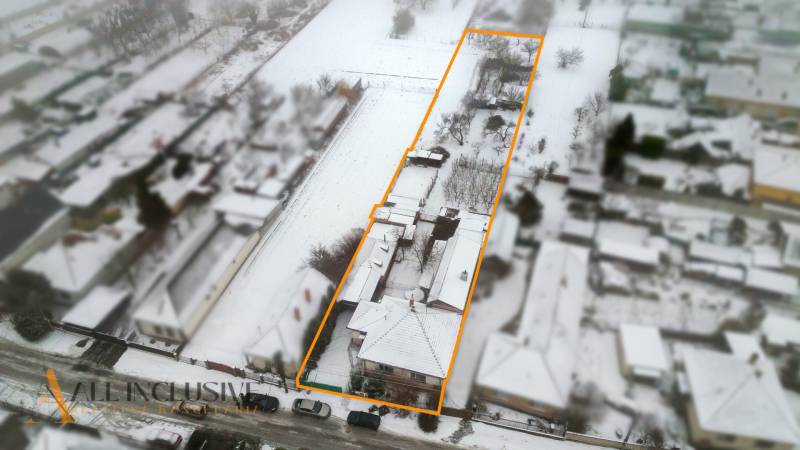 Na predaj 4-izbový rodinný dom, Gabčíkovo - Zimný pohľad na snehom pokrytý rodinný dom a záhradu v Gabčíkove.