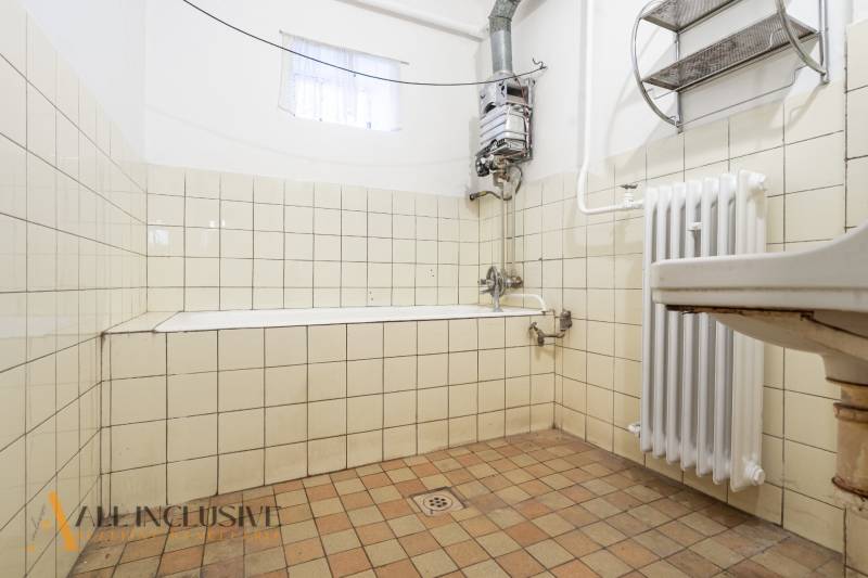 Na predaj 4-izbový rodinný dom, Gabčíkovo - Kúpeľňa v rodinnom dome s dlažbou, vaňou a vykurovaním.