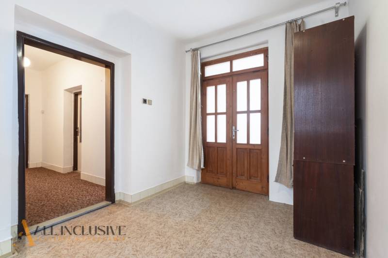 Na predaj 4-izbový rodinný dom, Gabčíkovo - V rodinnom dome s dverami a pódiom s textúrou dreva.